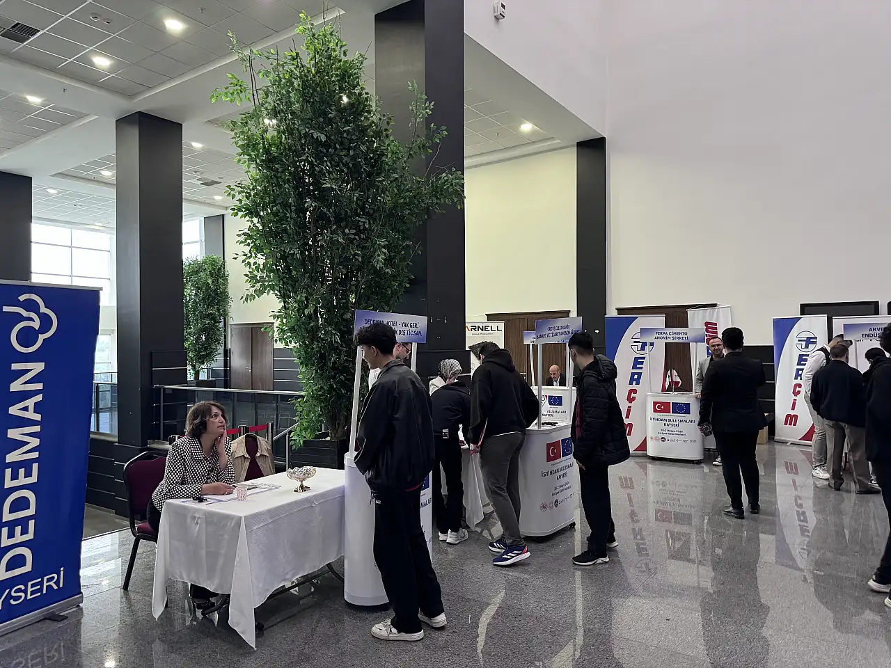 Kayseri'de 1.500 kişilik istihdam hamlesi! İş arayanlarla patronlar aynı çatı altında buluştu