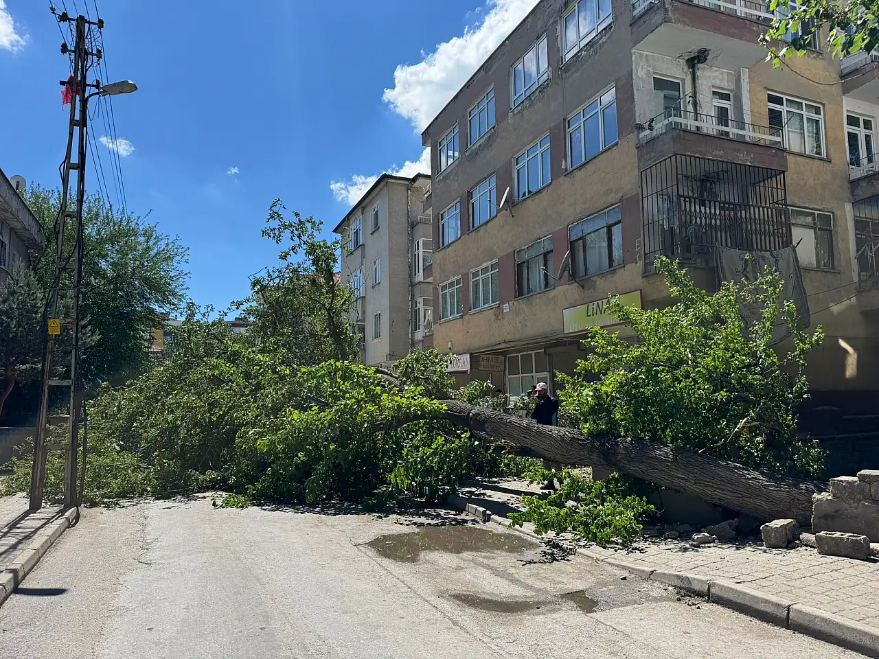 Kayseri'de büyük gürültü! Park halindeki araç zarar gördü