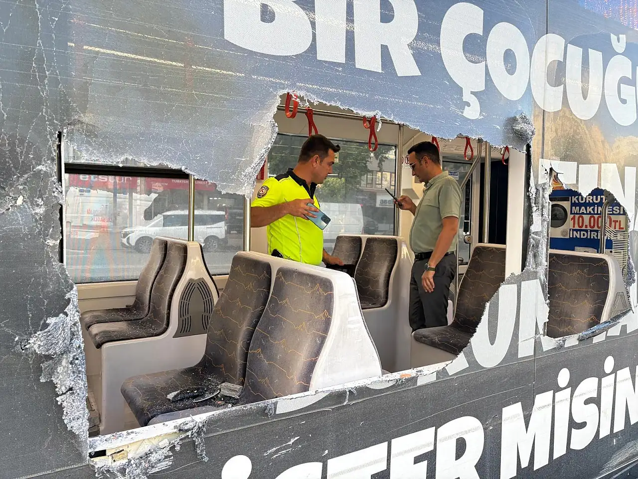 Kayseri'de otomobilin çarptığı refüjden kopan taşlar tramvaydan içeri savruldu!