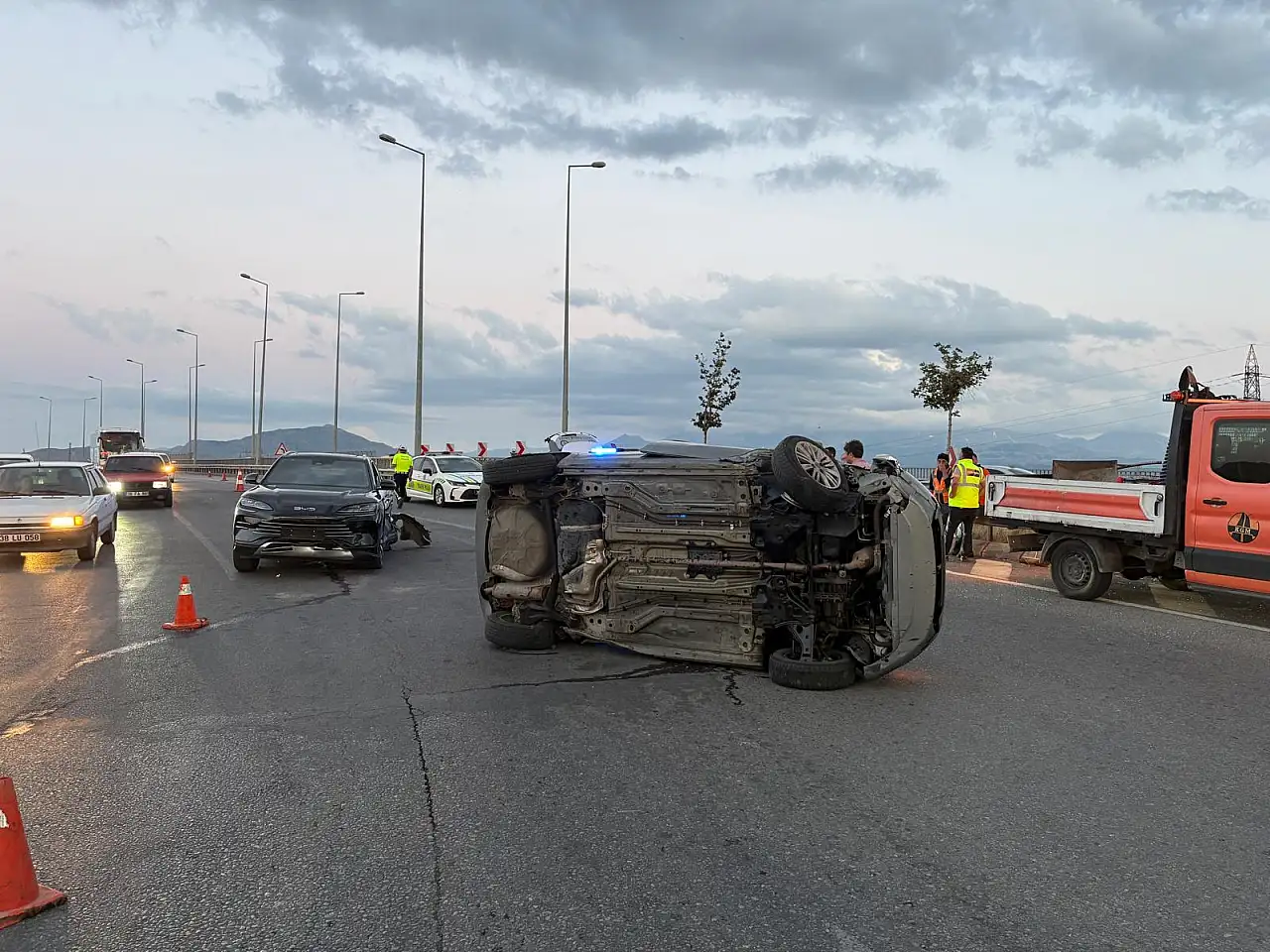 Kayseri'de ışıklarda zincirleme kaza! 5 araç birbirine girdi, otomobil yan yattı