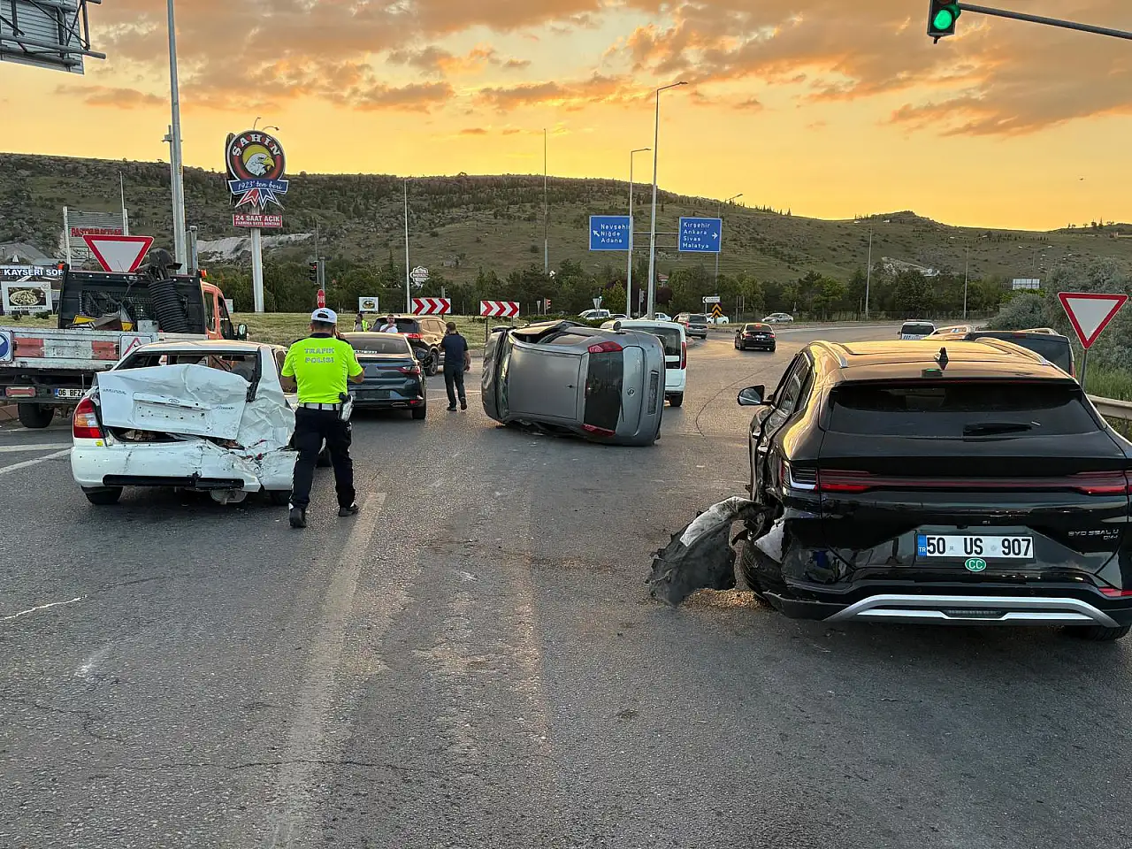 Kayseri'de ışıklarda zincirleme kaza! 5 araç birbirine girdi, otomobil yan yattı