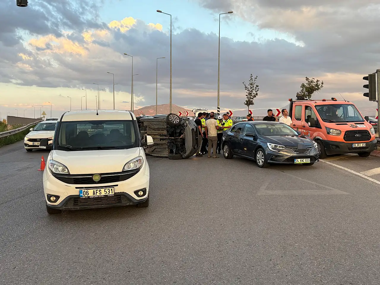 Kayseri'de ışıklarda zincirleme kaza! 5 araç birbirine girdi, otomobil yan yattı