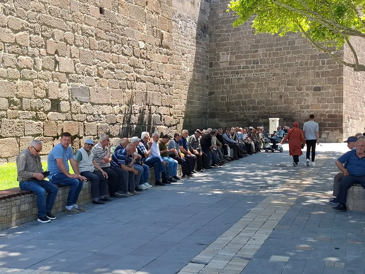 Kirada oturan emeklilere müjde: Sıfır faizli TOKİ formülü geliyor