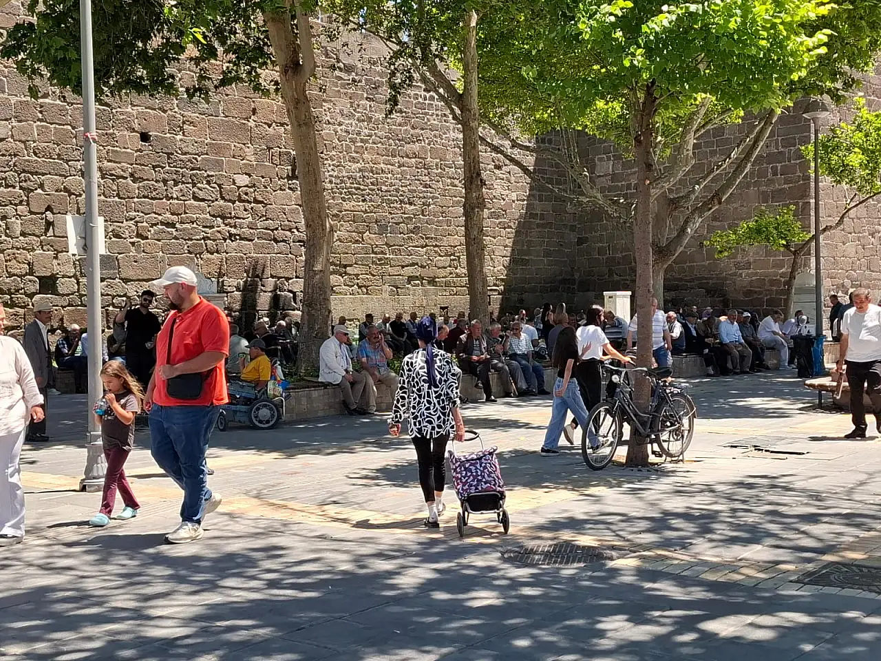 Kirada oturan emeklilere müjde: Sıfır faizli TOKİ formülü geliyor