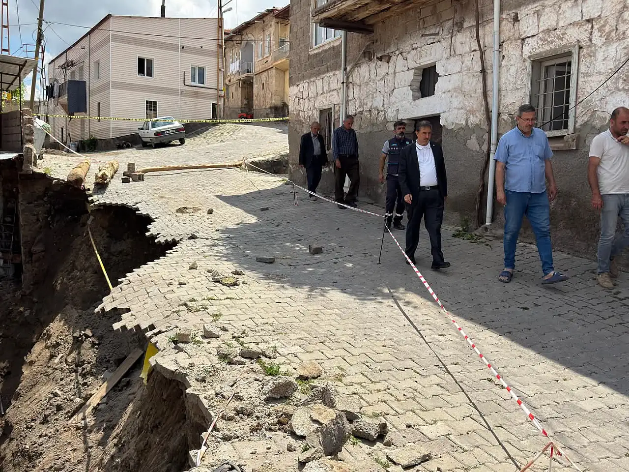Yeşilhisar'da korkutan heyelan: Yol trafiğe kapatıldı!