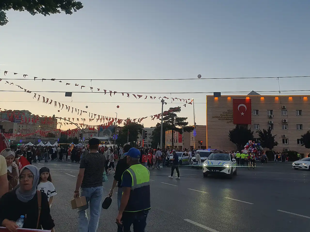Kayseri'de coşkulu anlar: Cumhuriyet Meydanı doldu taştı!