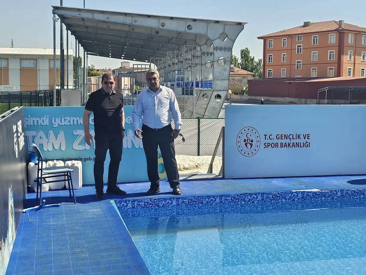 Çocuklar için yüzme kursları tam gaz devam ediyor