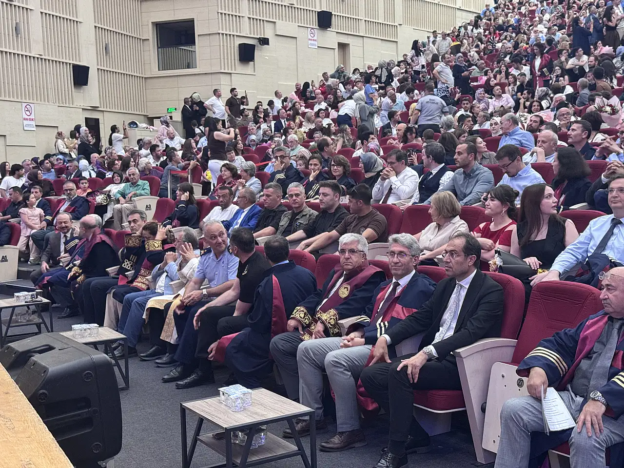 ERÜ'de gurur günü! Yüzlerce genç doktor mesleğe ilk adımını attı