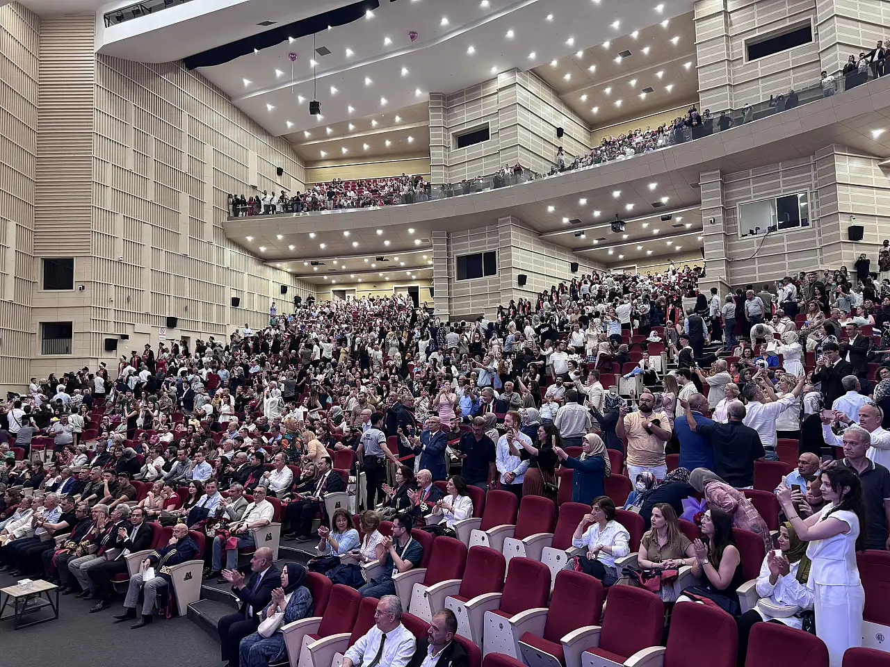 ERÜ'de gurur günü! Yüzlerce genç doktor mesleğe ilk adımını attı