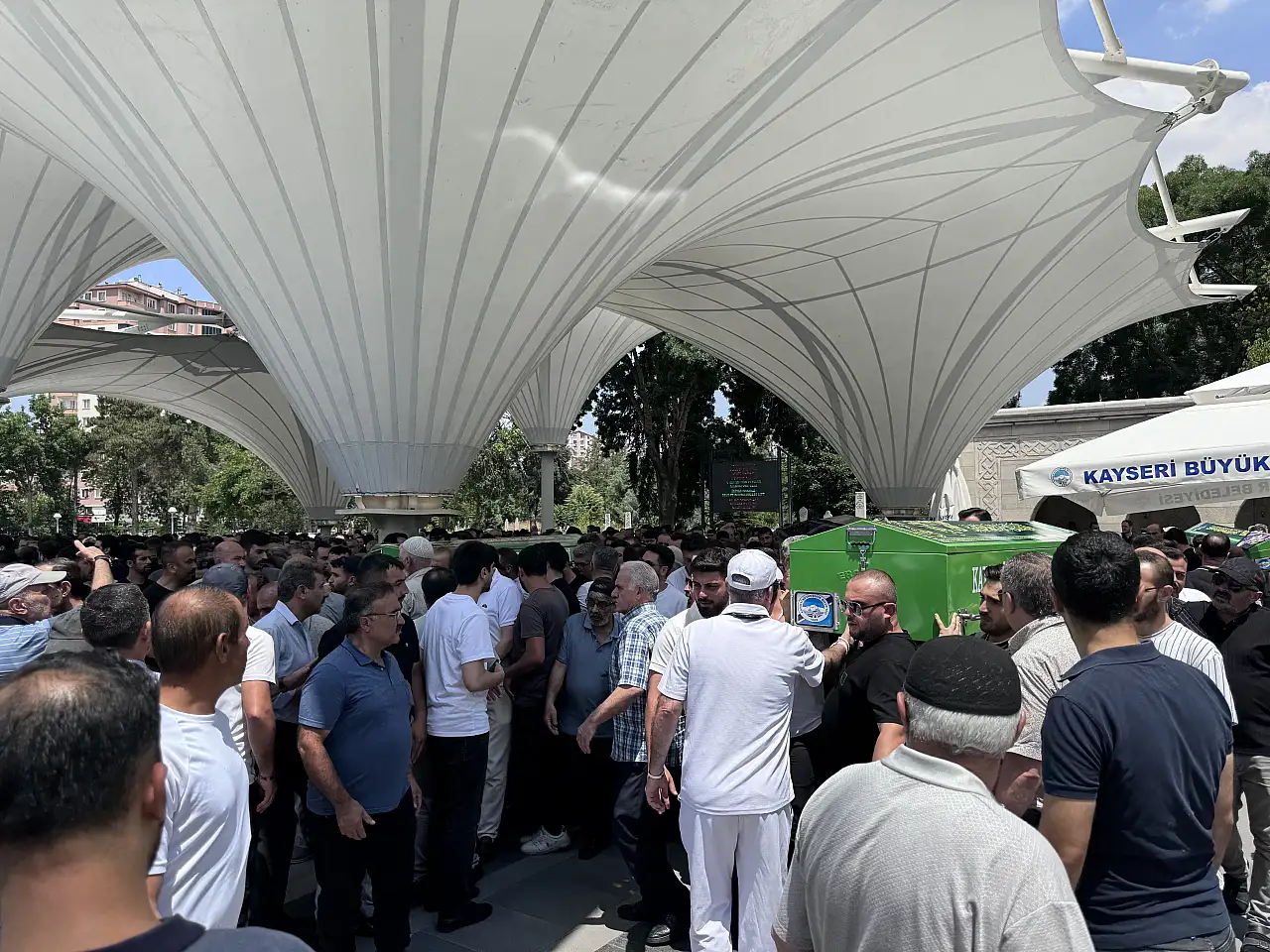 Feci kazada hayatlarını kaybettiler: Yan yana toprağa verildiler