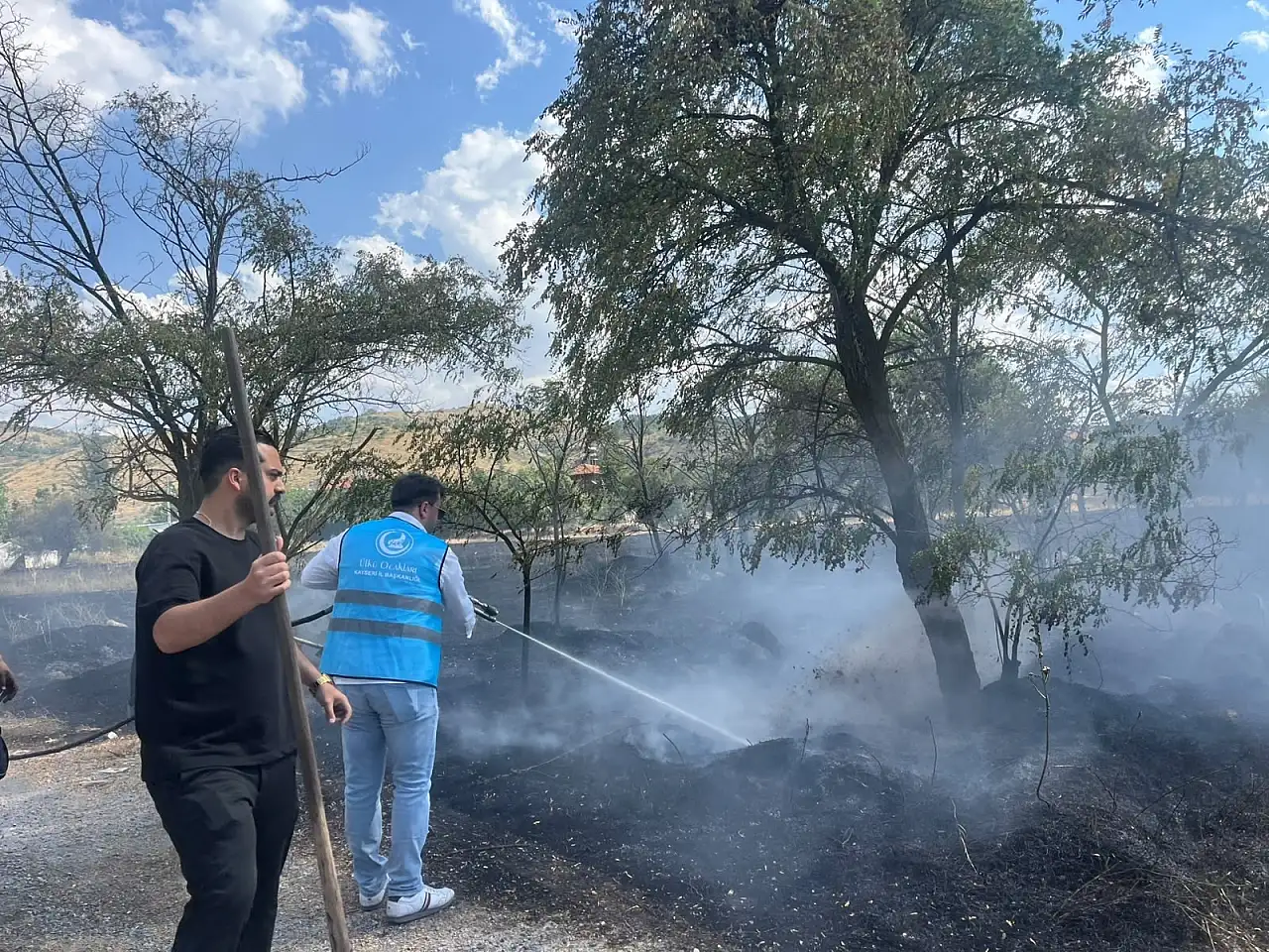 Alevler yükselince ilk koşanlardan oldular! Kayseri'de yangın bölgesine destek