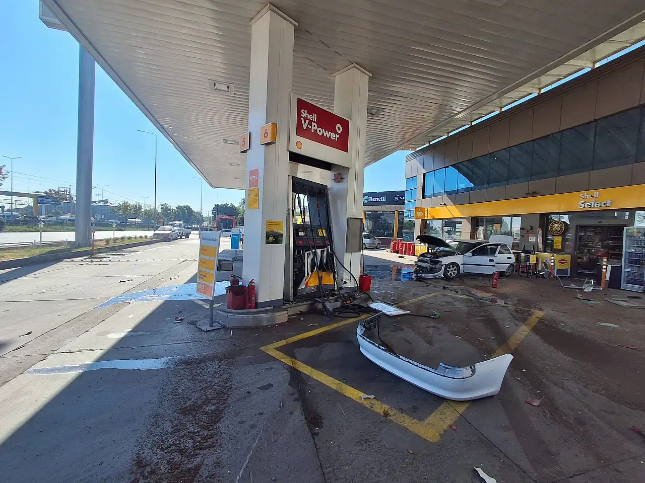 Kayseri'de faciadan dönüldü: Otomobil benzinliğe daldı!