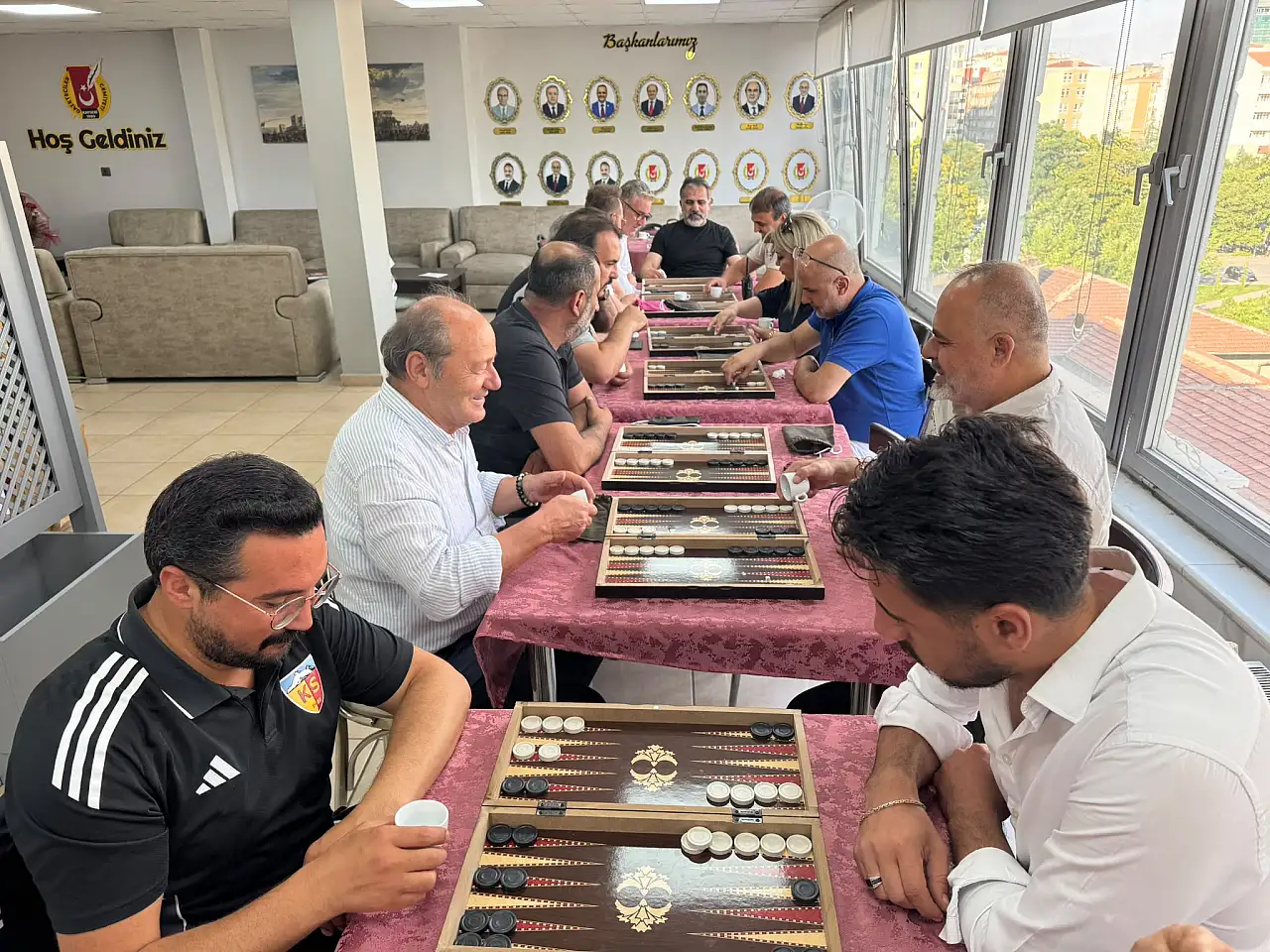 Kayseri'de gazeteciler bu kez haber için değil şampiyonluk için yarıştı!