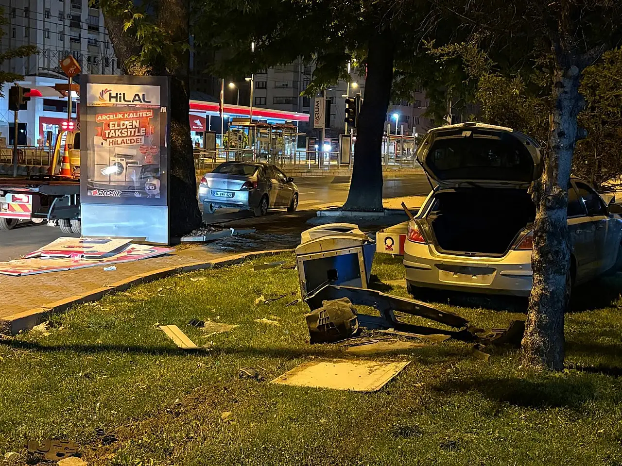 Kayseri'de otomobil kontrolden çıktı: Ortalık savaş alanına döndü!