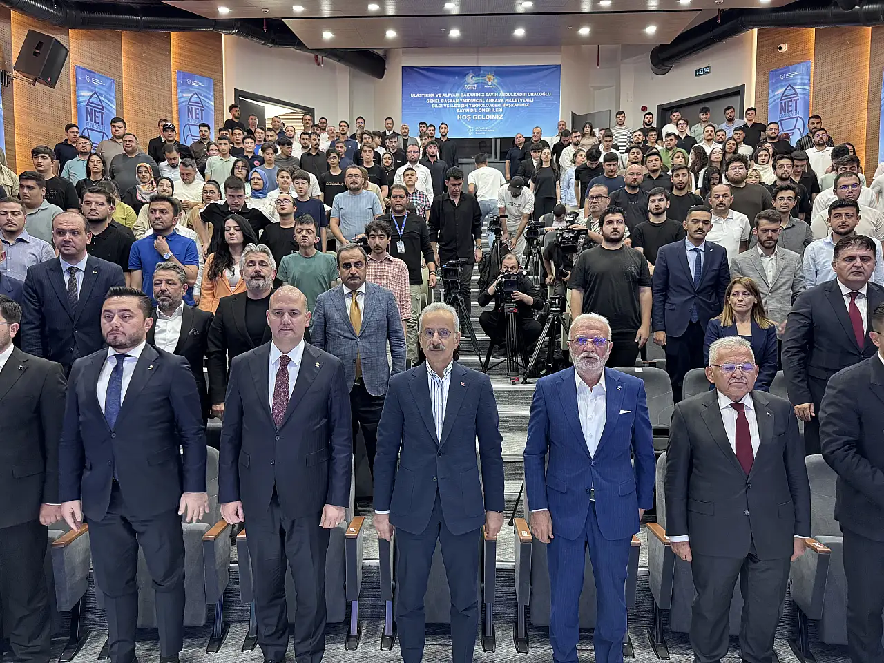 Bakan Uraloğlu Kayseri'de gençlere anlattı: 'Matematikten geçemezken mühendis oldum'