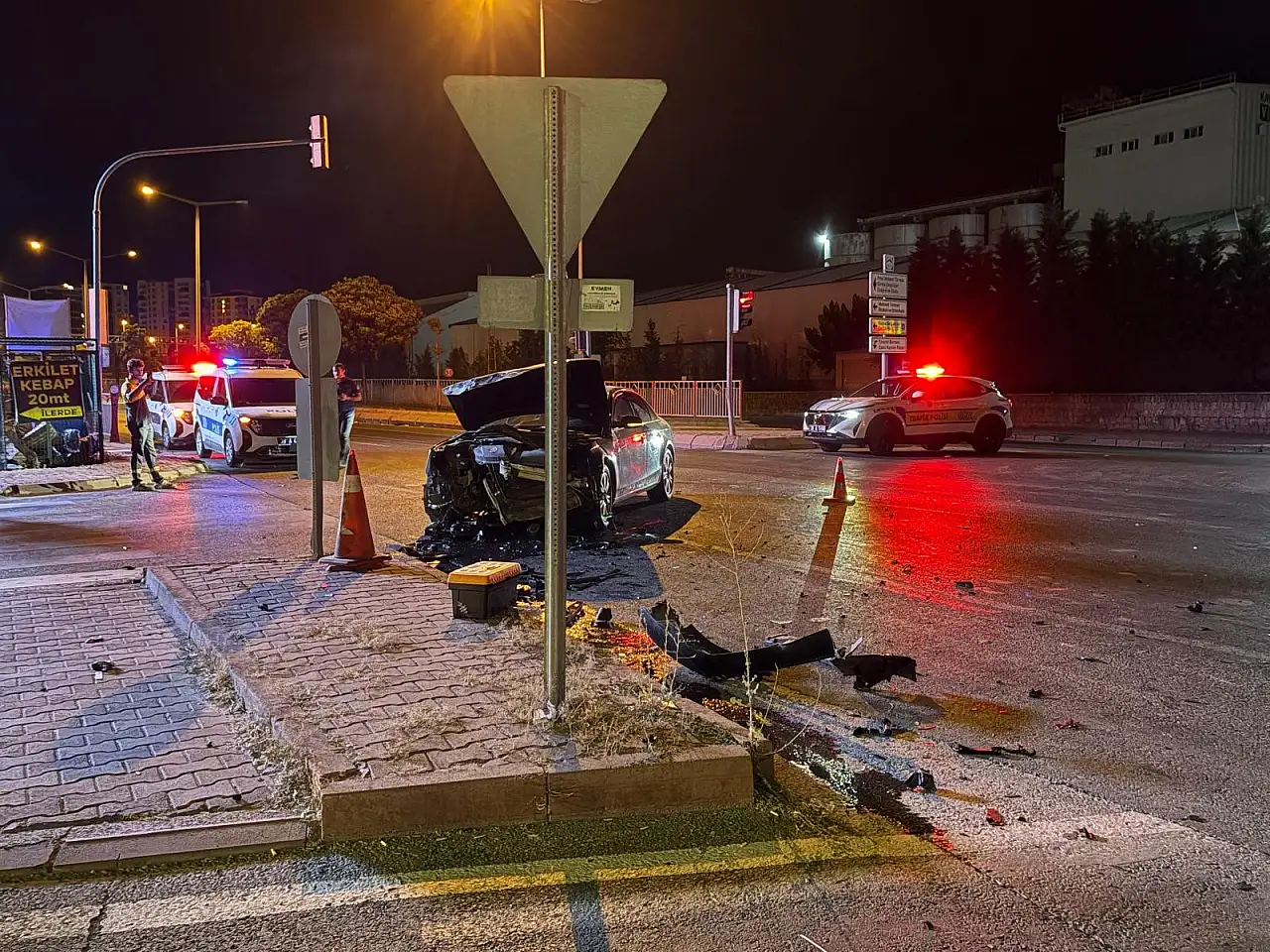 Kayseri'de kazaya karışan otomobil metrelerce sürüklendi!