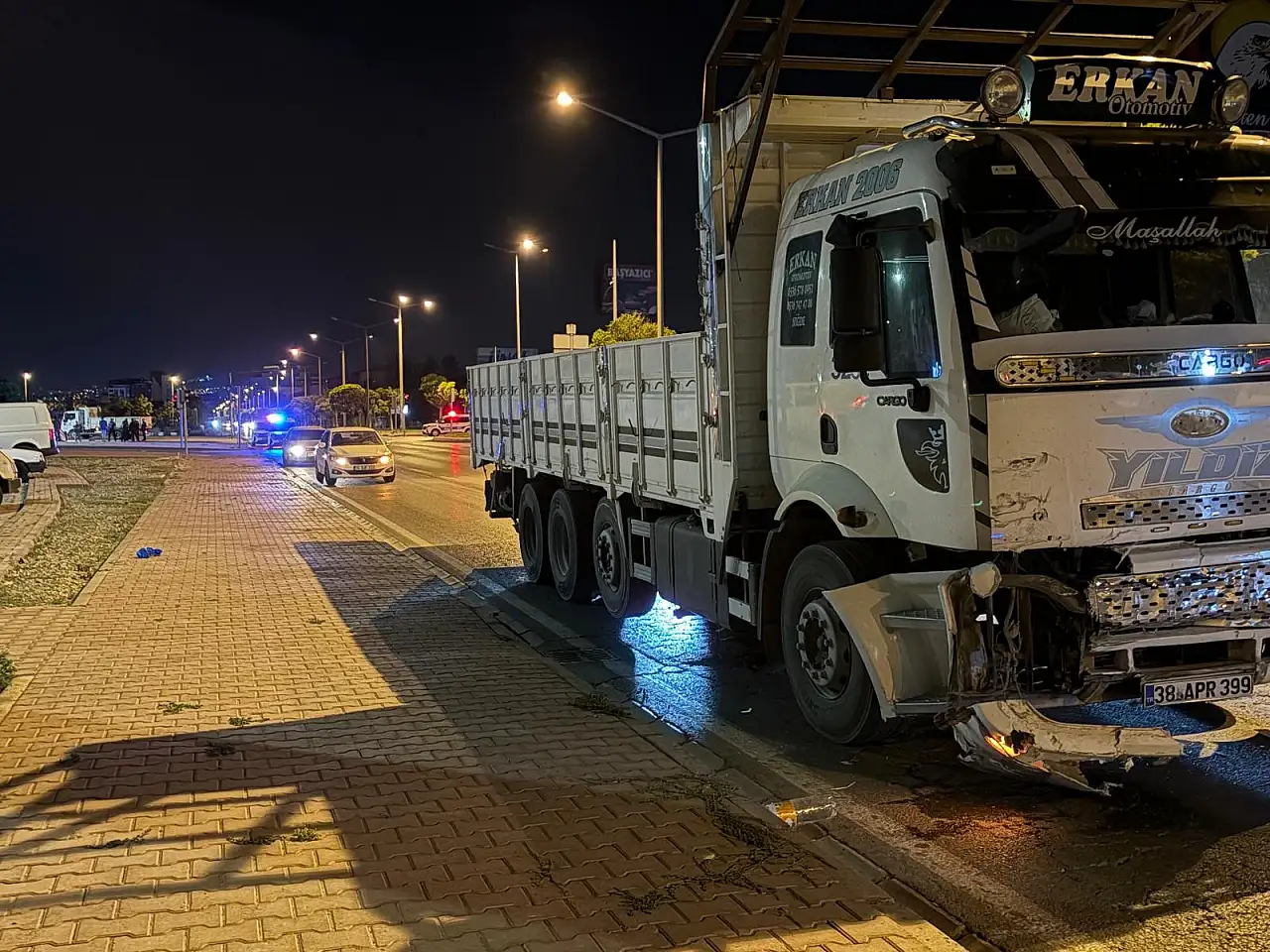 Kayseri'de otomobil kamyonla çarpıştı takla attı!