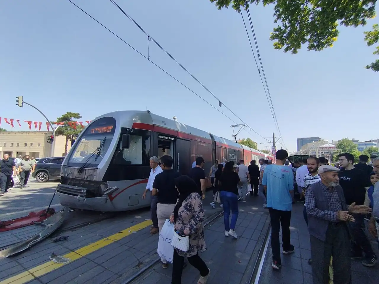 Son Dakika! Kayseri Cumhuriyet Meydanı'nda kaza: Trafik kilitlendi!