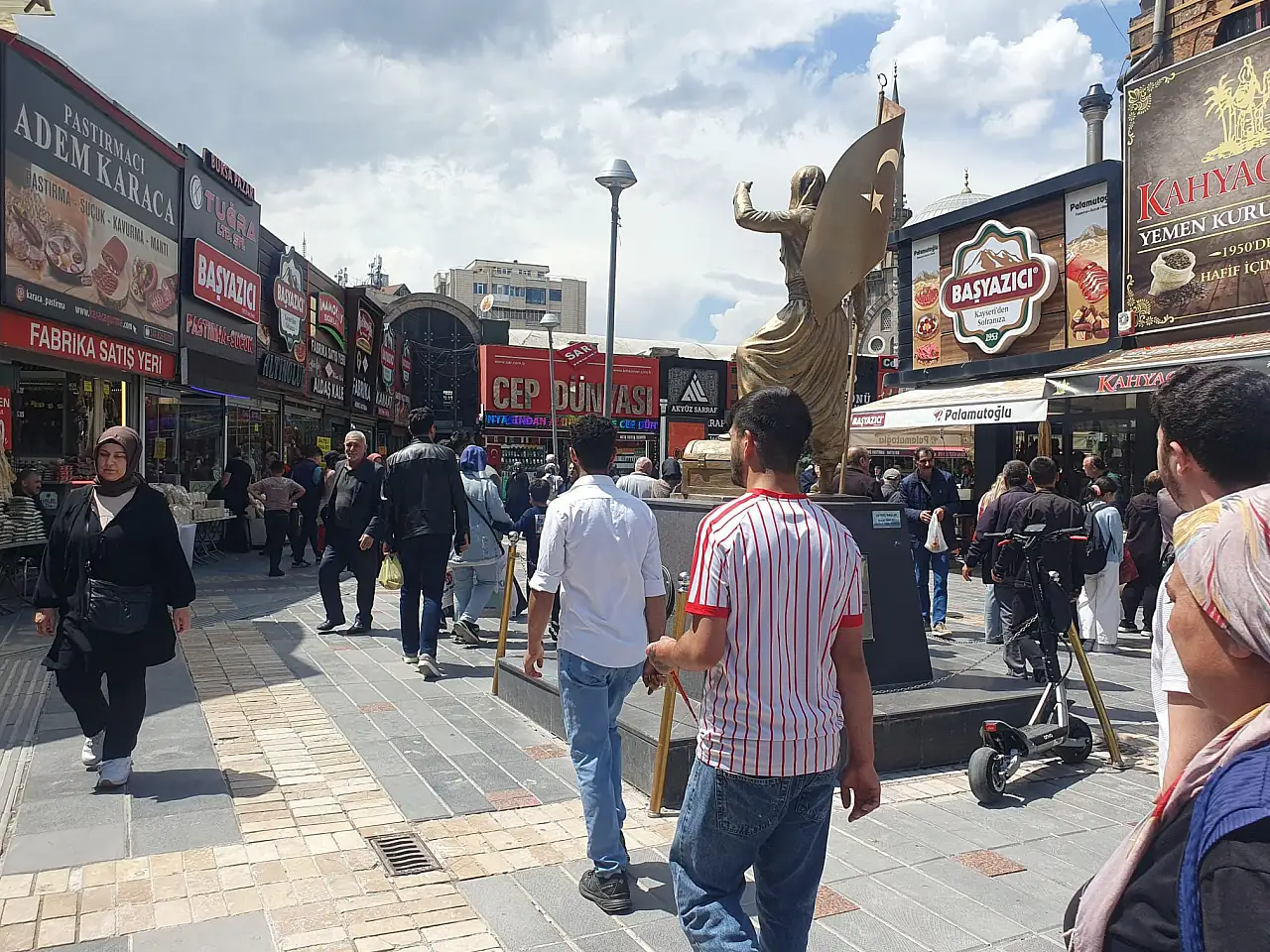 Kayseri'de hem fiyatlardan yakındılar, hem de ne var ne yok topladılar!