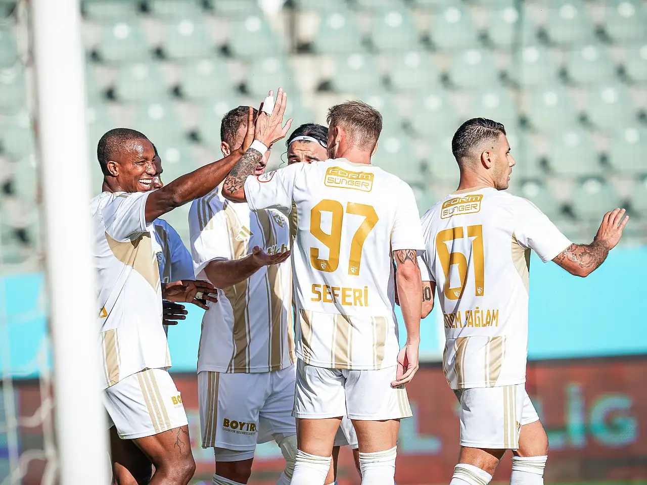 Önce direk, ardından Kayserispor golü! İstanbul'da 3 puan