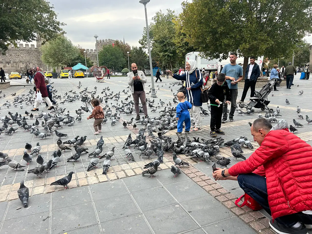 Vatandaşlar fotoğrafını çekiyor, çocuklar peşinden koşuyor: Cumhuriyet meydanında büyük eğlence
