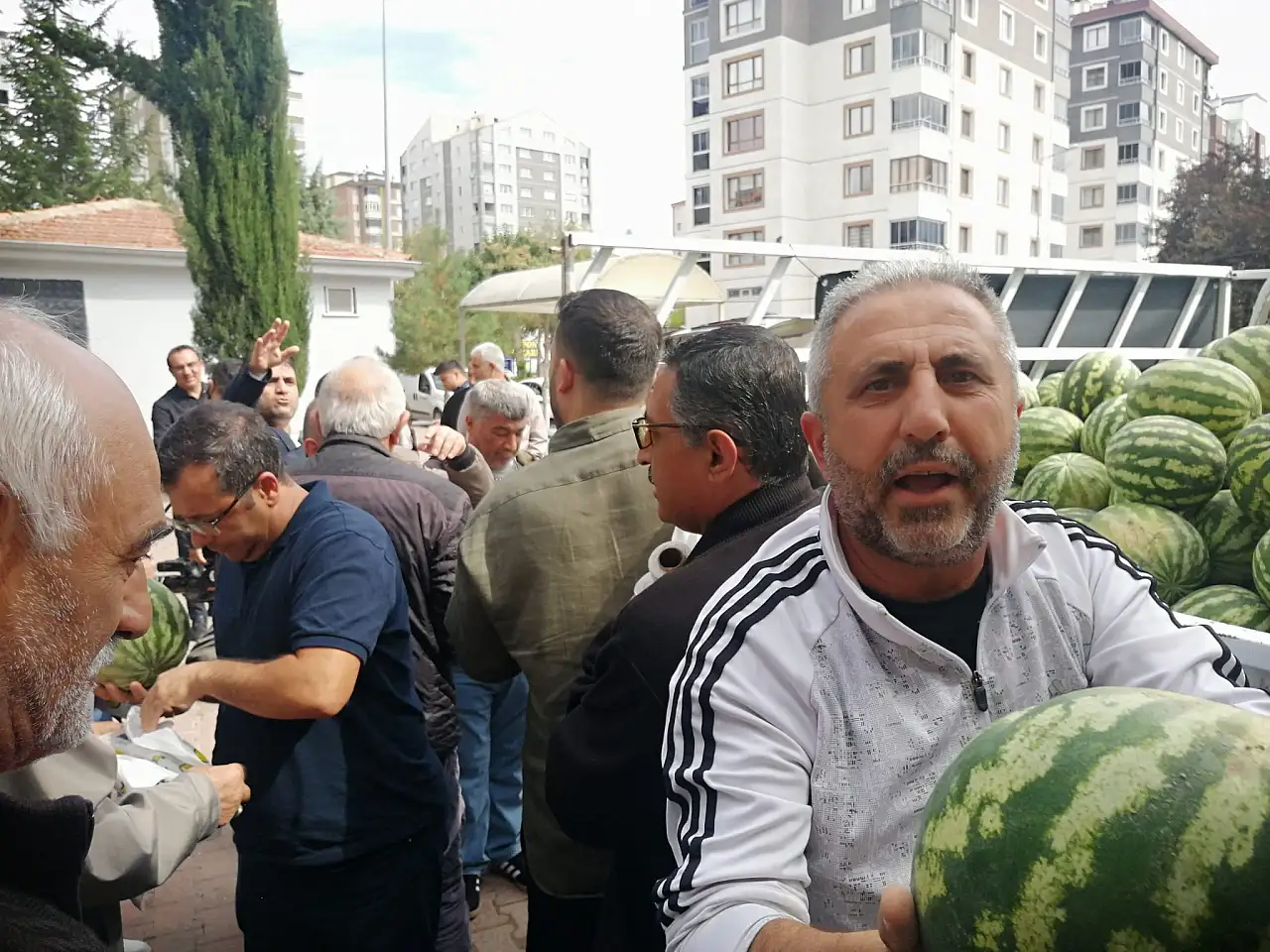Kayseri'de kazandığı tazminat parasıyla karpuz dağıttı!