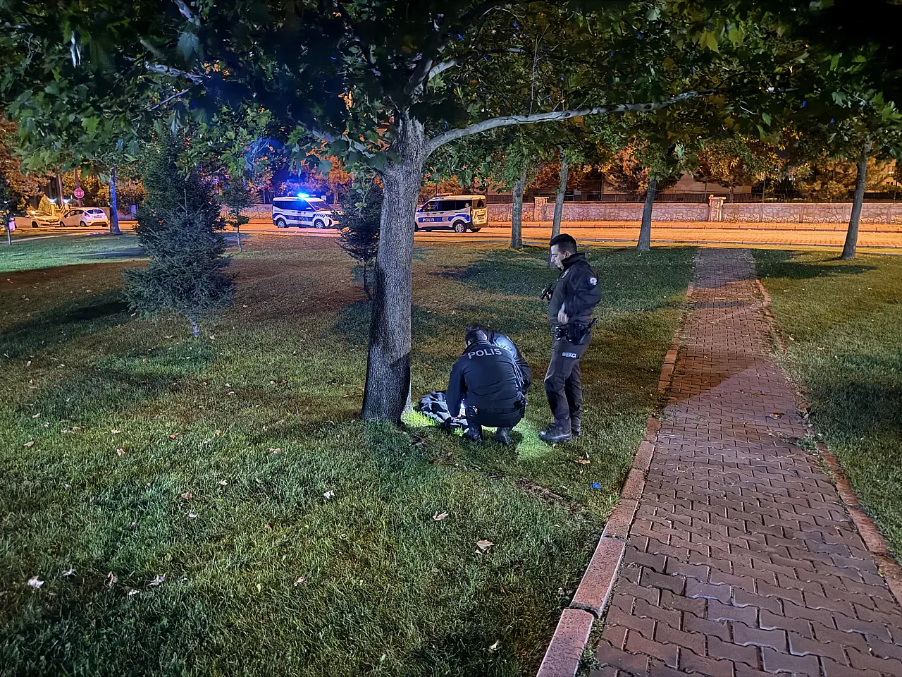 Kayseri'de bıçaklar çekildi! Polisi görünce her şeyi bırakıp kaçtılar!