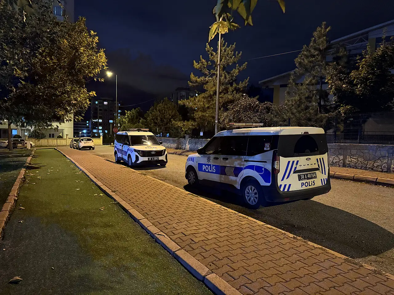 Kayseri'de bıçaklar çekildi! Polisi görünce her şeyi bırakıp kaçtılar!