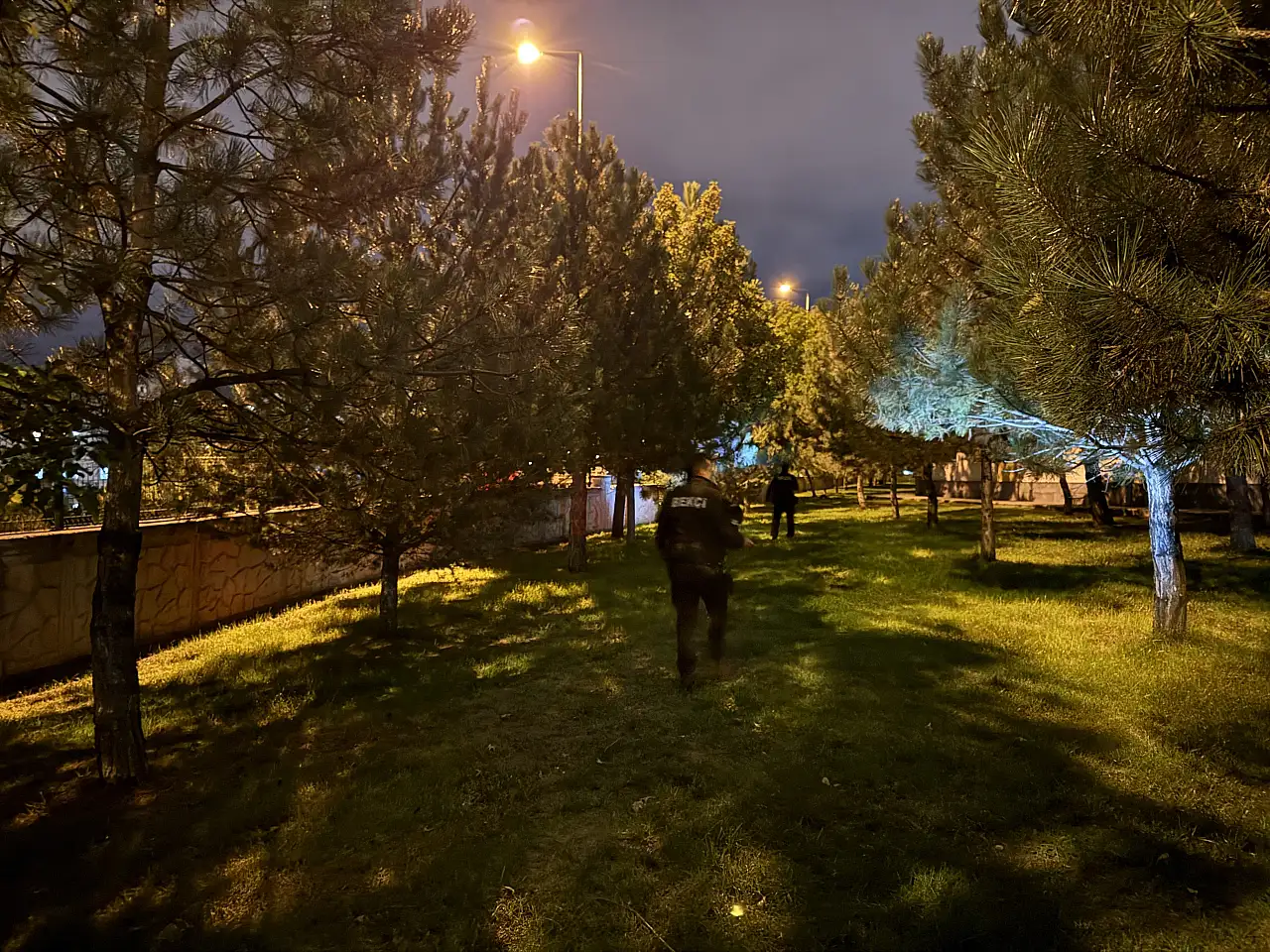 Kayseri'de bıçaklar çekildi! Polisi görünce her şeyi bırakıp kaçtılar!