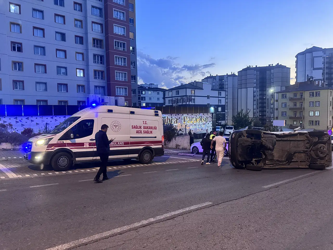 Şirintepe'de feci kaza: Otomobile çarpıp yan yattı
