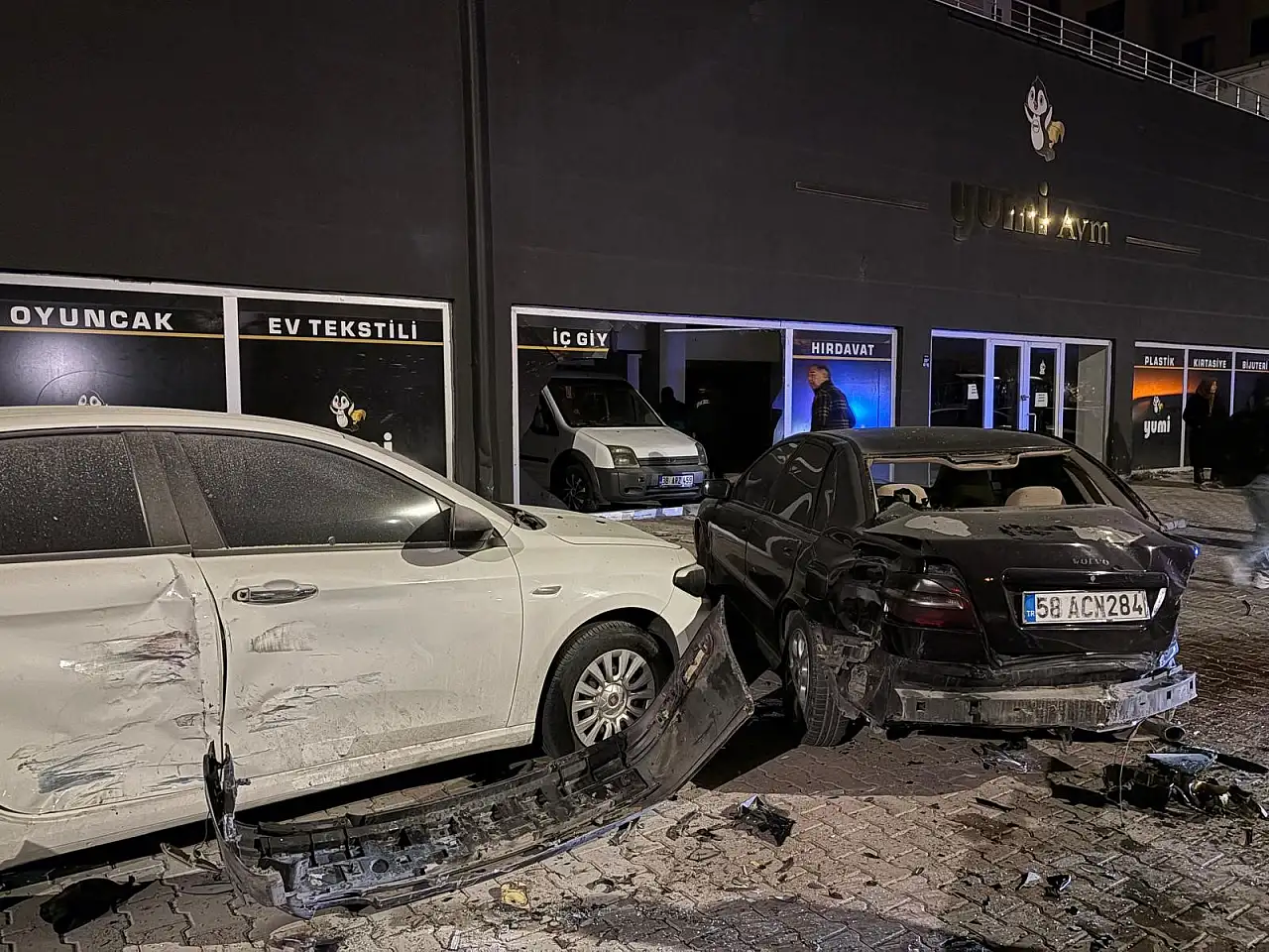 Kayseri'de park halindeki 3 araca çarpan otomobil, alevlere teslim oldu!