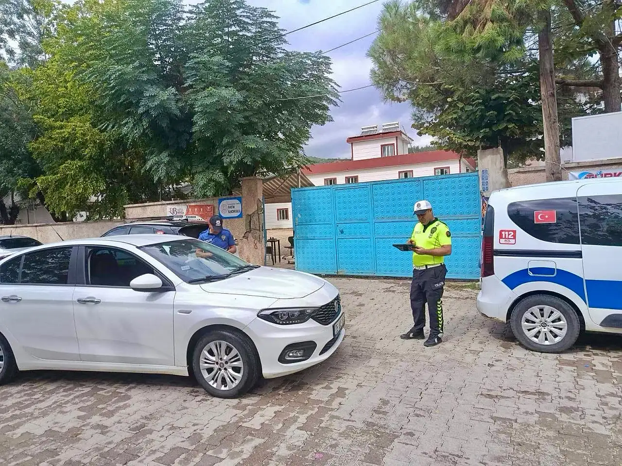 Okul önlerinde denetim sıklaştı: 1646 kişi sorgulandı