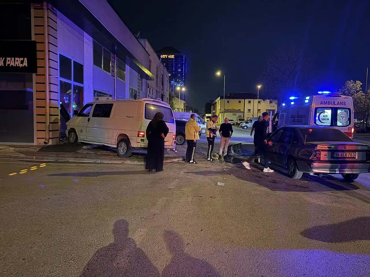 Kayseri'de minibüs dükkana daldı