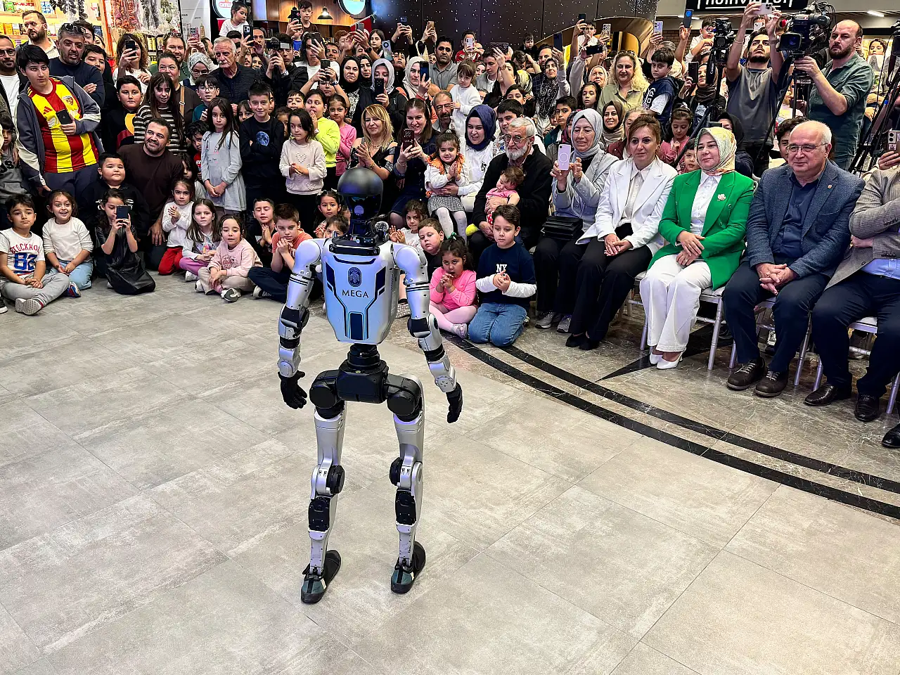Kayseri'de insansı robot MEGA sahneye çıktı!