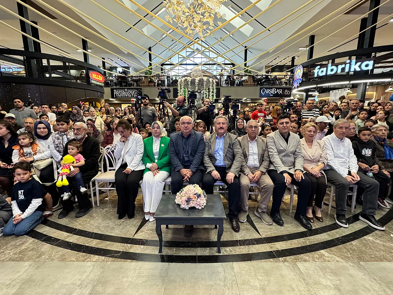 Kayseri'de insansı robot MEGA sahneye çıktı!