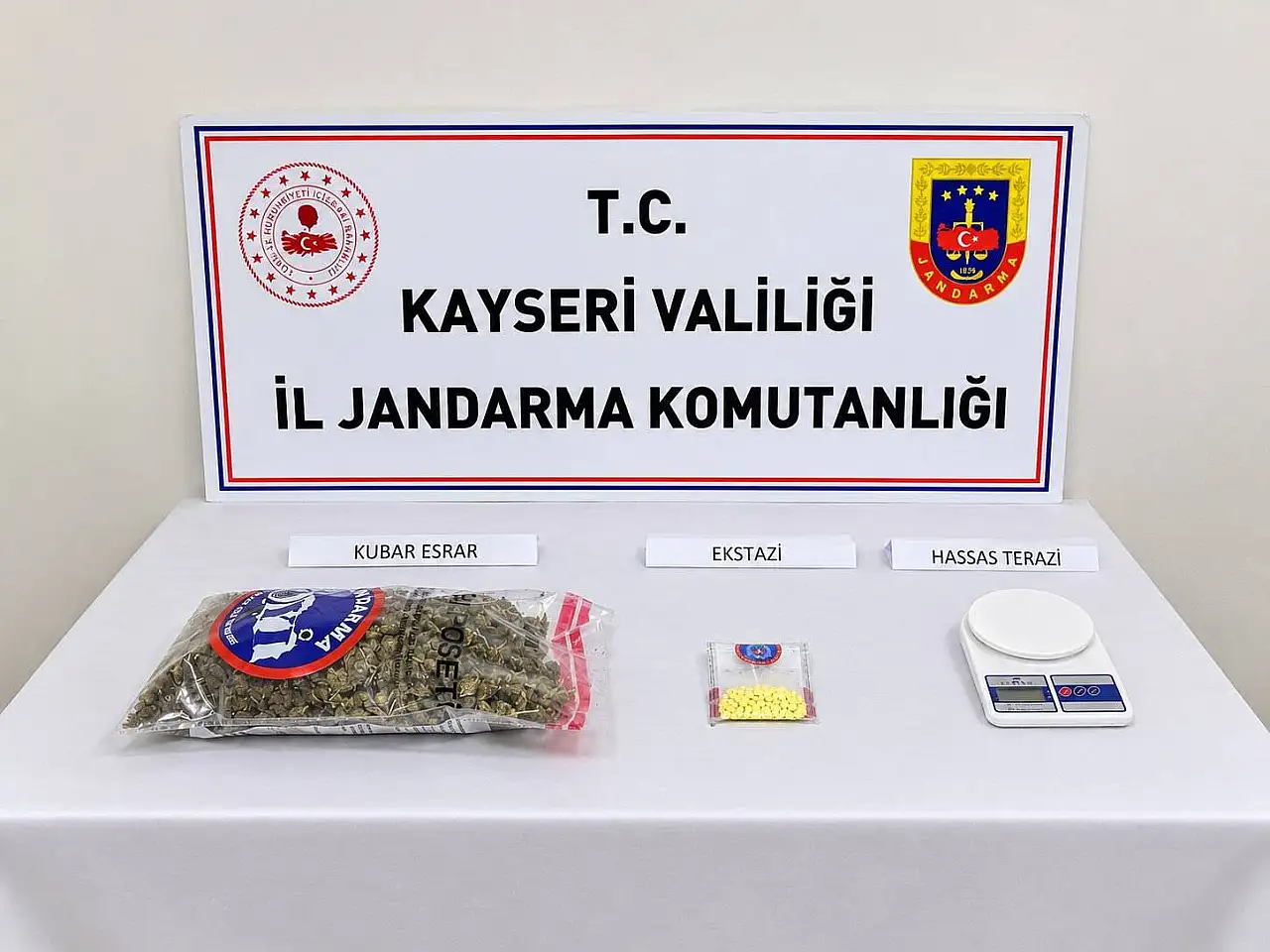 Kayseri'de jandarma ekiplerinden operasyon: Üst ve ev aramasında 1 kilo uyuşturucu ele geçirildi!