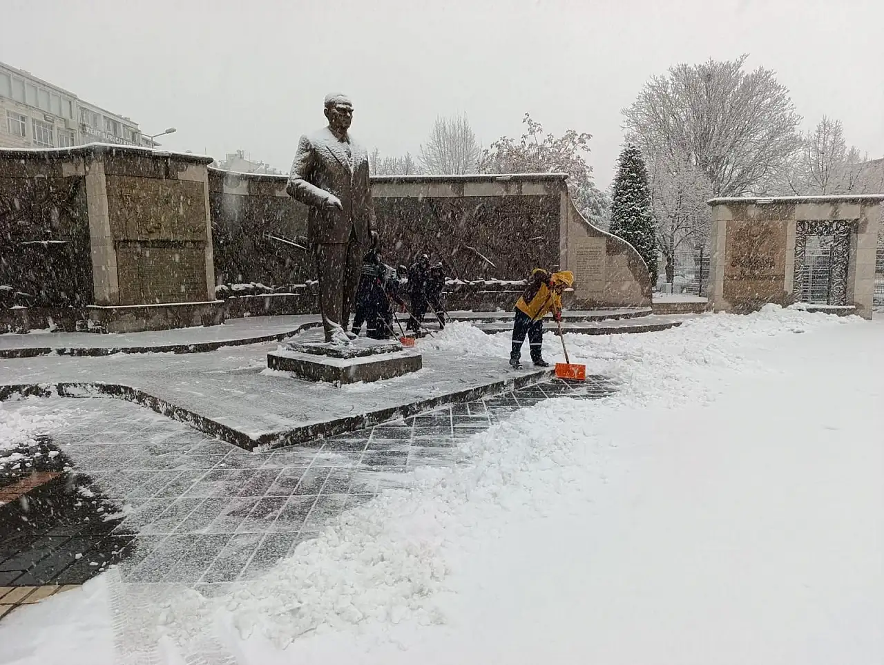 Kayseri Büyükşehir Belediyesi'nin kar mesaisi - 195 yol ulaşıma açıldı!