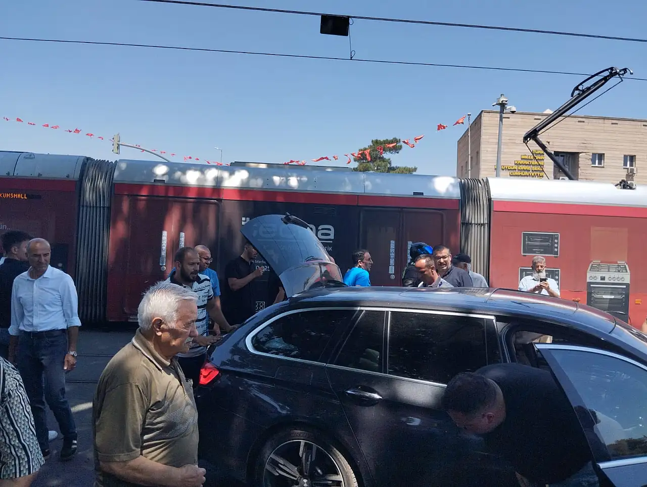 Son Dakika! Kayseri Cumhuriyet Meydanı'nda kaza: Trafik kilitlendi!