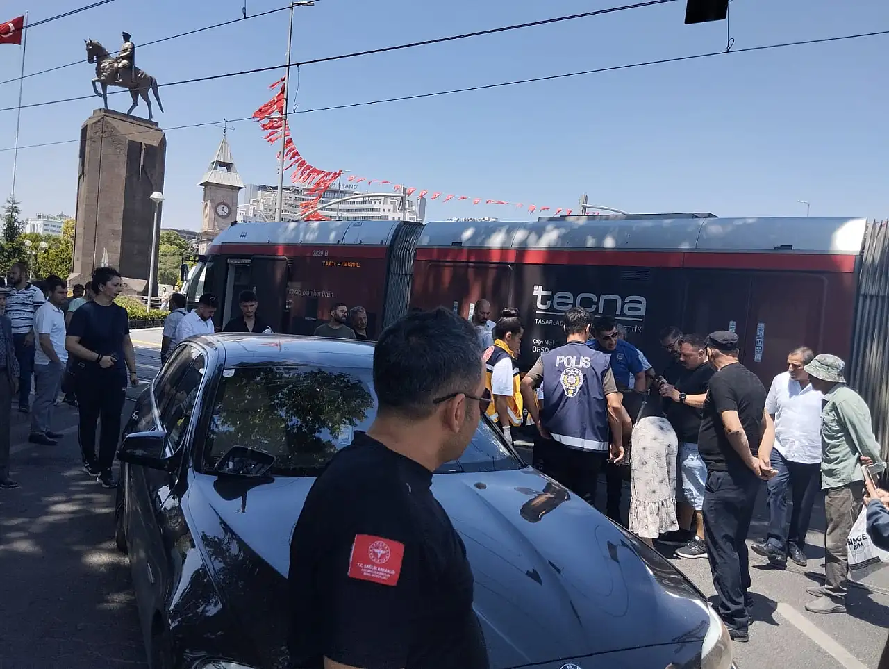 Son Dakika! Kayseri Cumhuriyet Meydanı'nda kaza: Trafik kilitlendi!