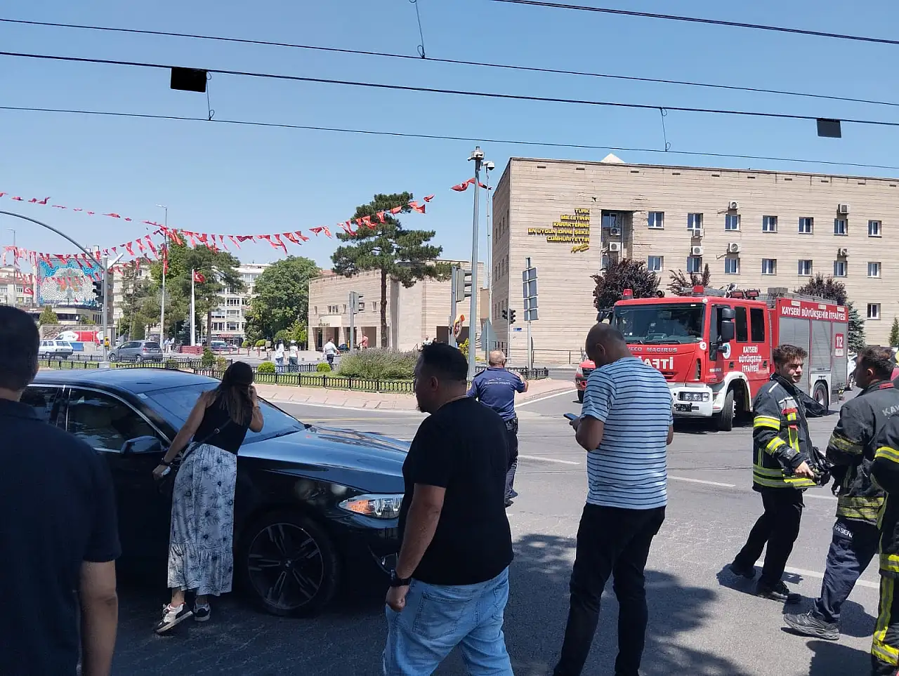 Son Dakika! Kayseri Cumhuriyet Meydanı'nda kaza: Trafik kilitlendi!