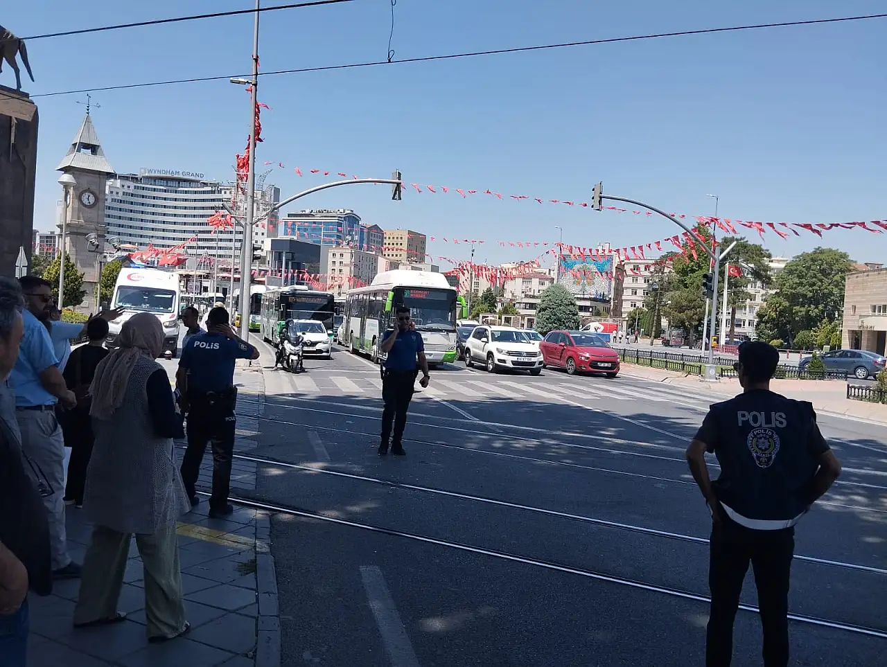 Son Dakika! Kayseri Cumhuriyet Meydanı'nda kaza: Trafik kilitlendi!
