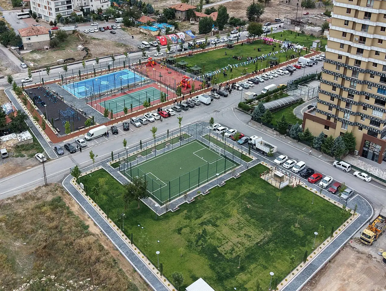 12 Bin metrekarelik Melikgazi Belediyesi Ahmet Taş Parkı ve Sosyal Tesisi hizmete açıldı