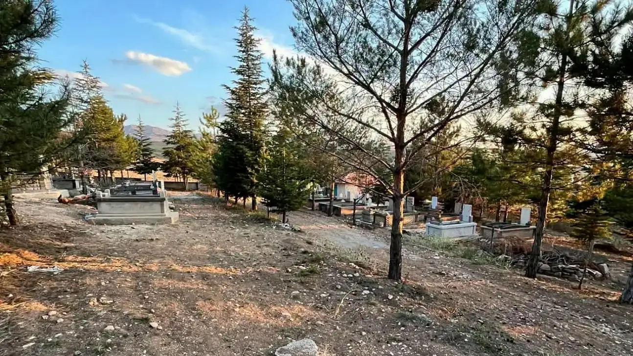 Develi'de mezarlığa gittiler, gördüklerine inanamadılar!