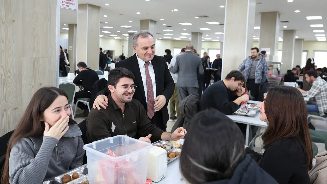 ERÜ Rektörü Prof. Dr. Fatih Altun öğrencilerle yemek yedi