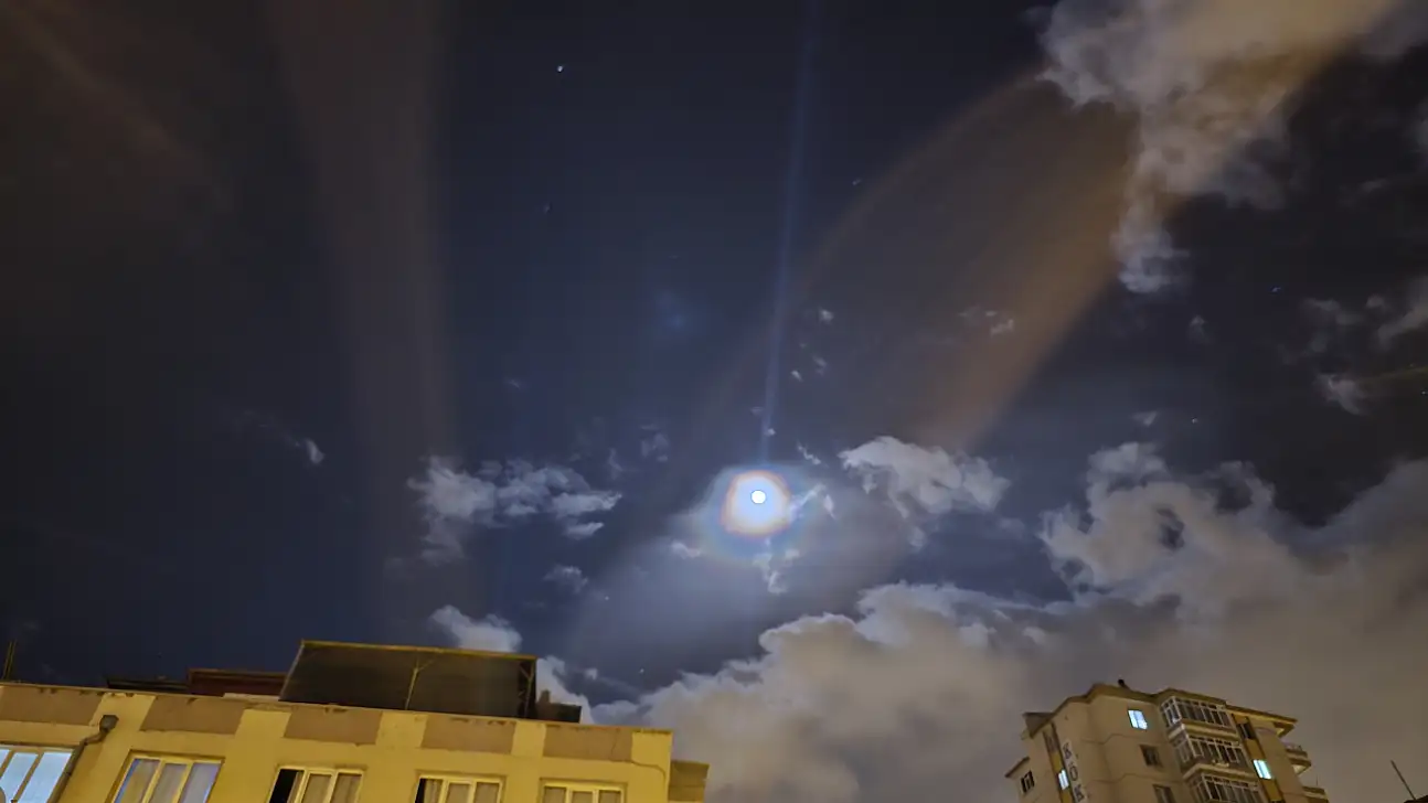 Gökyüzünde görsel şölen: Lunar Corona görüntülendi