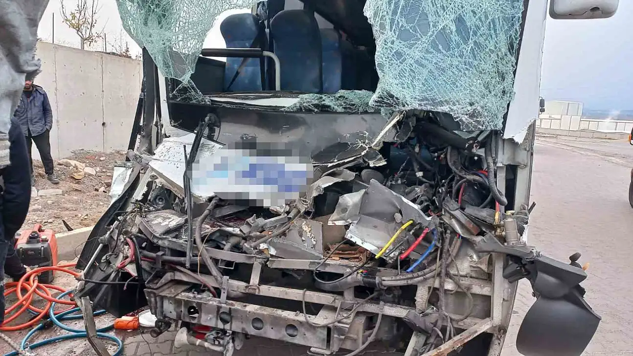 Kayseri'de işçi servisi tıra çarptı: Çok sayıda yaralı!