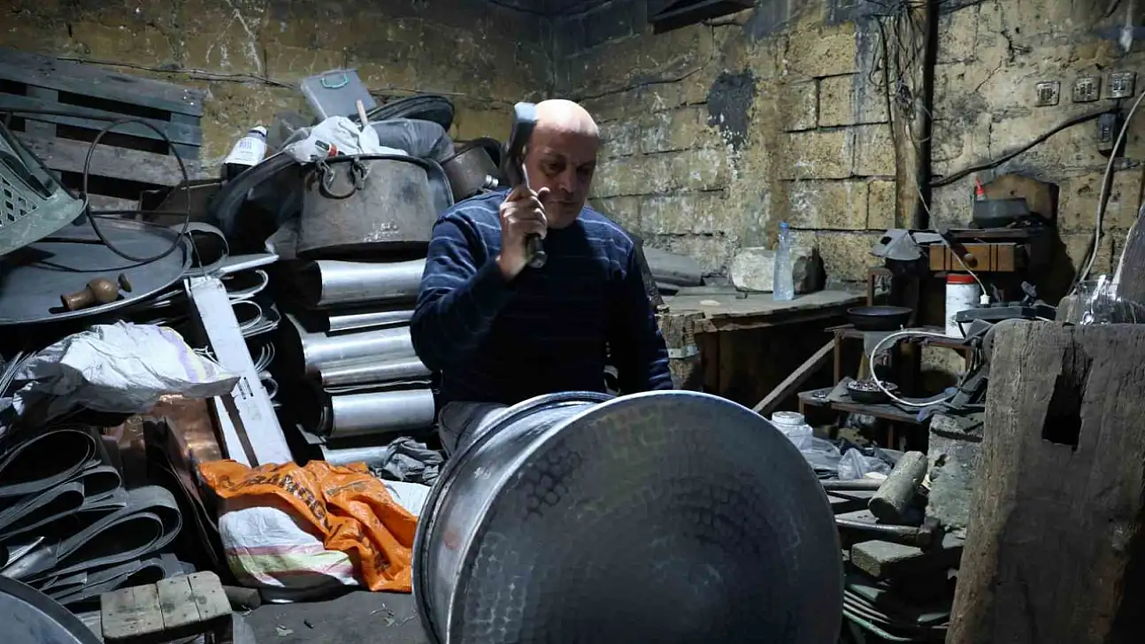 Bakır ustalarının çekiç sesleri asırlık çarşıda hâlâ yankılanıyor...