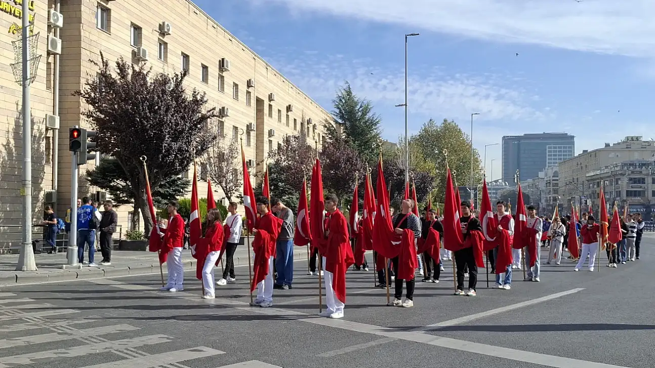 Kayseri'de 29 Ekim hazırlıkları başladı! Cumhuriyet Meydanı'nda renkli anlar