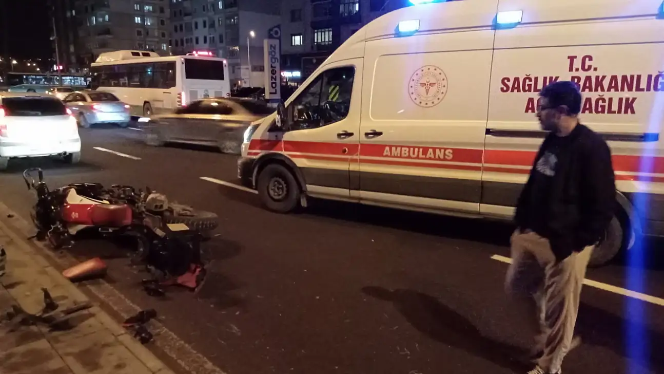 Motosiklet yayaya çarptı: 2 yaralı