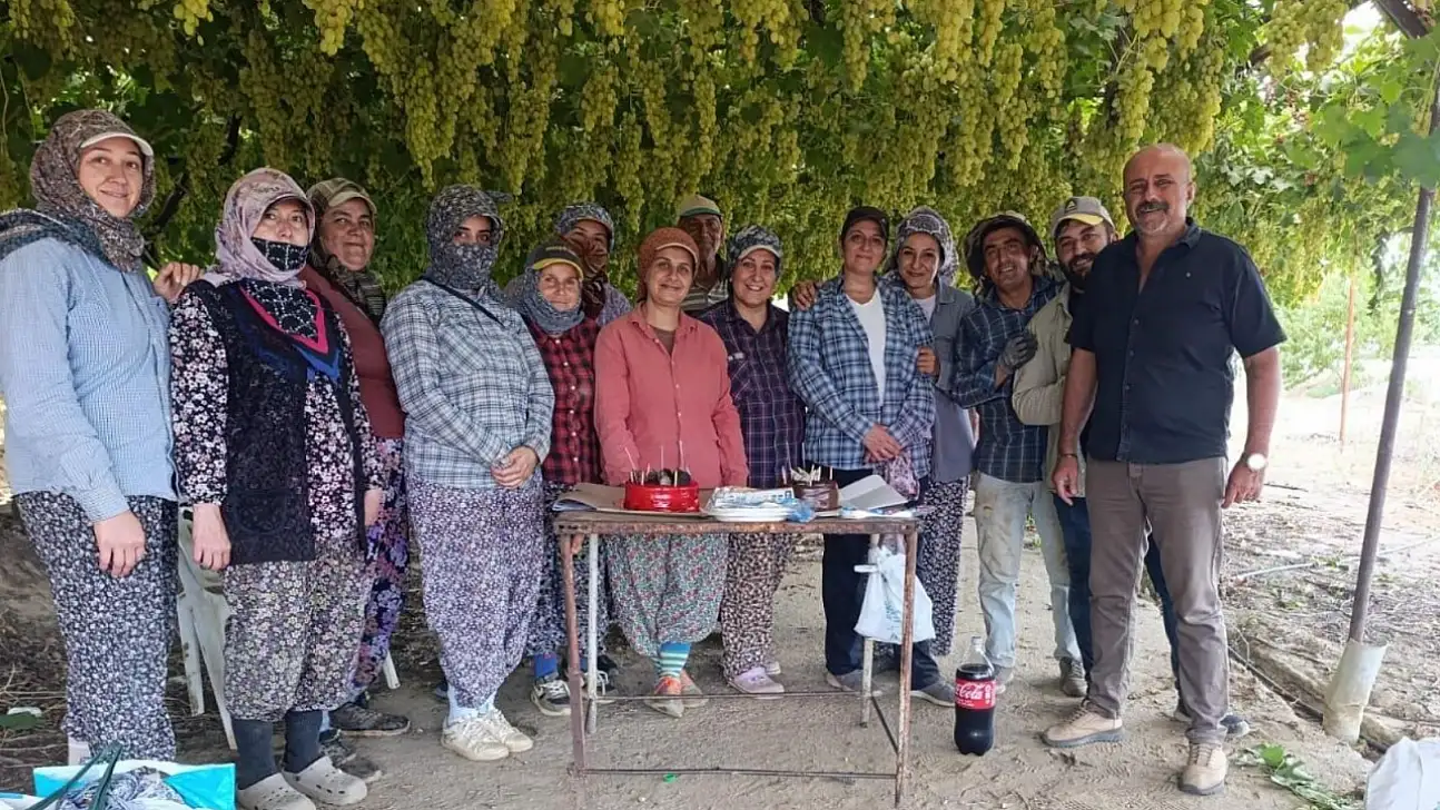 Tarım işçisine üzüm bağında doğum günü sürprizi
